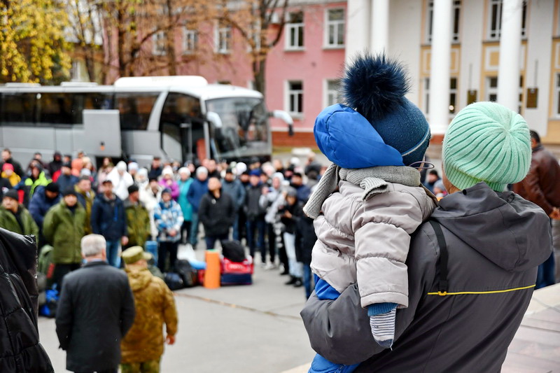 В Озерске проводили мобилизованных земляков: «Возвращайтесь живыми и здоровыми»